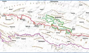 Mapa przedstawia przebieg Głównego Szlaku Świętokrzyskiego, z zaznaczonymi pasmami górskimi, dolinami i miejscowościami.