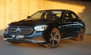 Czarny Mercedes z tablicą "SKY LUXURY" – idealny wybór dla najlepszych wypożyczalni samochodów we Wrocławiu.