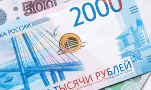 Dwa banknoty: 2000 rubli rosyjskich z mostem i budynkiem oraz 500 rubli rosyjskich.