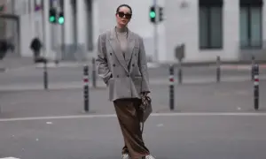 Grauer Oversize-Blazer und braune Satinhose: Perfekt, welche Jacke zu weiten Hosen passt. Modisch und bequem in der Stadt.
