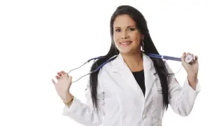 Lekarka z aparatem na zębach, w białym kitlu, trzyma stetoskop. To idealny obrazek przed wizytą u dermatologa.