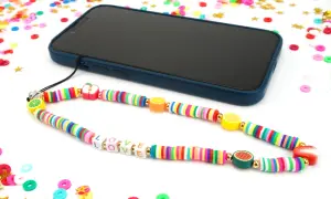 Comment faire un bracelet de téléphone : un cordon coloré avec des perles fruits et lettres "LOVE" est attaché à un smartphone.