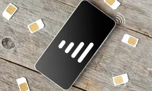 Teléfono sin señal y varias tarjetas SIM esparcidas. ¡Qué fastidio porque no tengo datos móviles!