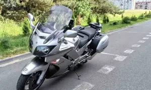 Srebrny motocykl Yamaha FJR z kuframi, gotowy na podróż.