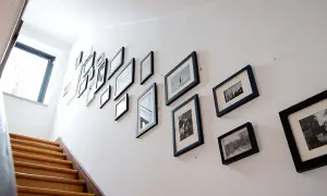 Kolekcja czarno-białych zdjęć na schodach, opowiadająca historię w kadrach.