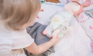 Jak nauczyć dziecko spać z przytulanką? Klucz do spokojnych nocy