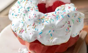 La ciaramicola, dolce tipico umbro, preparata secondo la ricetta tradizionale, è decorata con meringa soffice e zuccherini colorati.