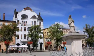 Rynek w Bielsku-Białej z pomnikiem i kamienicami. Wspaniałe bielsko-biała atrakcje czekają na odkrycie!