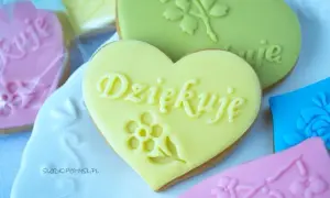 Klej do masy cukrowej: 4 metody na trwałe ozdoby bez plam.