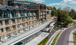 Nowoczesny hotel ze złotymi balkonami i tarasami, z widokiem na las. Złoty horyzont resort szklarska poręba zaprasza na relaks.