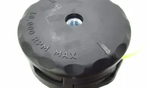 Głowica podkaszarki z instrukcją, jak założyć żyłkę do podkaszarki. Widoczna żółta żyłka i napis "10.000 RPM MAX".