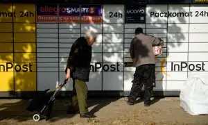 Osoby korzystają z paczkomatu InPost. Zastanawiasz się, ile prądu zużywa paczkomat? To urządzenie jest energooszczędne.