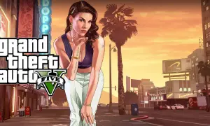 Kobieta w stylu retro posyła całusa na tle miasta. Logo Grand Theft Auto V sugeruje datę wydania gry.