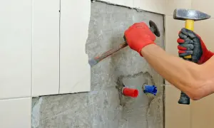 Jak skuwać kafelki: proste sposoby na łatwe usunięcie płytek