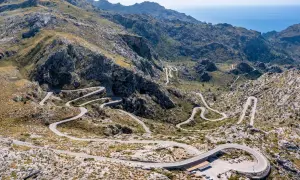 Serpenteante carretera de montaña, considerada la carretera mas peligrosa de España, con innumerables curvas cerradas y vistas espectaculares del mar.