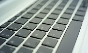 Zbliżenie na klawiaturę laptopa z widocznymi klawiszami liter i cyfr.