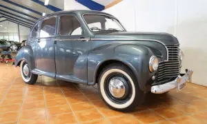Grå Jowett Javelin från 1950-talet, en klassisk bil med kromdetaljer och vita däcksidor.