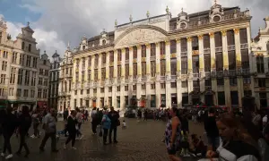 Bruksela na weekend: tętniący życiem rynek z pięknymi kamienicami i spacerującymi ludźmi.