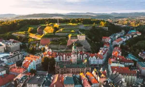 Widok na twierdzę i miasto Kłodzko. Wspaniałe kłodzko atrakcje zachwycają o zachodzie słońca.