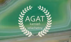 Agat, kamień szlachetny, często kojarzony ze znakiem zodiaku, na tle zielonego agatu.