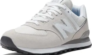 Scarpa da uomo New Balance ML574 in camoscio grigio chiaro e mesh bianco, con lacci bianchi e logo N grigio.