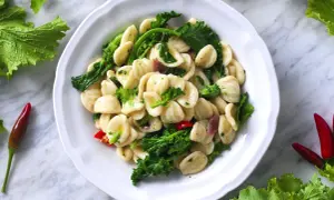 Orecchiette con sugo cime di rapa, peperoncino e acciughe. Un piatto tipico pugliese, fresco e saporito.