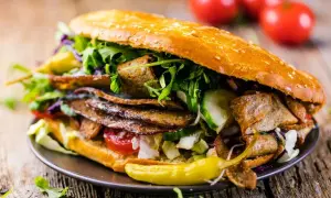 Kebab: zdrowy fast food czy pułapka? Sprawdź, jak go jeść.