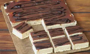 Pyszne kinder bueno ciasto bez pieczenia – prosty przepis krok po kroku