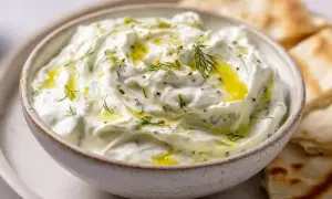 Krämig tzatziki med dill och olivolja, perfekt till pitabröd. Ett enkelt tzatziki recept för alla.