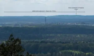 Widok na lasy i pola, z zaznaczoną wieżą widokową w Przytarni (35 km) i elektrowniami wiatrowymi k. Chojnic (66-76 km). To najwyższe wzniesienie na Kaszubach.
