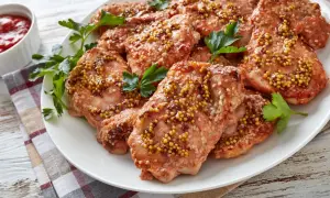 Piersi z kurczaka w marynacie z musztardy i sezamu, gotowe na grilla. Aromatyczna marynata do piersi z kurczaka na grilla.