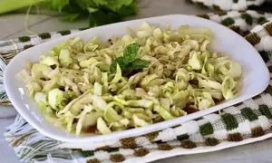 Salade de chou émincé, garnie de menthe fraîche. Une option salade peu calorique, légère et savoureuse.