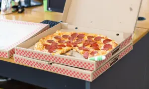 Ile kalorii ma pizza? Przewodnik po składnikach i wyborach