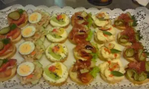 Vielfalt an **schnelle Canapés Rezepte**: belegt mit Ei, Lachs, Wurst, Käse und Gemüse. Perfekt für jede Party!