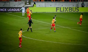 Piłkarze w żółto-czerwonych strojach na zielonej murawie. Kto wymyślił piłkę nożną? To pytanie zadaje sobie wielu, ale gra ewoluowała przez wieki.