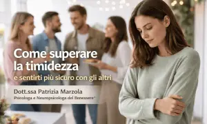 Una donna timida si sente esclusa da un gruppo di amici sorridenti. Impara come superare la timidezza e sentirti più sicuro con gli altri.