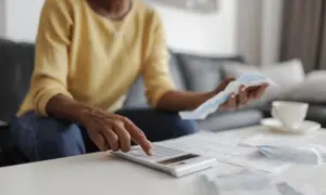 Donna calcola il suo stipendio netto di 4° livello commercio, analizzando buste paga e fatture.