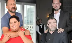 Marcin Prokop wzrost jest imponujący, obejmuje kobietę w czerwonej bluzce i stoi za mężczyzną w garniturze.