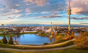 Monachium atrakcje dla dzieci: Olimpijskie jezioro, stadion i wieża telewizyjna tworzą malowniczy krajobraz.