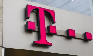 Logo T-Mobile z różowymi kwadratami. 80332 co to za numer? To kod pocztowy, który może być związany z lokalizacją tej firmy.