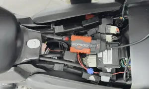 Pod siedzeniem motocykla podłączony moduł SDPROG OBD. Problem z zapłonem po przekręceniu kluczyka?
