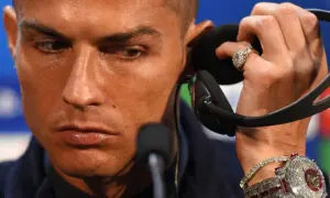 Cristiano Ronaldo luce un reloj de 2 millones de dólares, incrustado de diamantes y rubíes, mientras se prepara para una entrevista.
