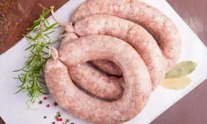 Biała kiełbasa na grilla: surowa czy parzona? Poznaj sekret idealnego smaku