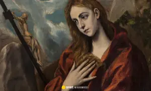 Maria Magdalena, kim była? Obraz przedstawia ją w zadumie, z ręką na piersi, obok krzyża z postacią Chrystusa.