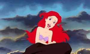 Ariel z "Małej Syrenki" na skale, z burzowymi chmurami w tle. W jej oczach widać marzenie o śpiewaniu w świecie ludzi, jak w pięknych **disney piosenki**.