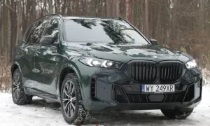 Zielony BMW X5 2025 na śniegu, gotowy na zimowe wyzwania.