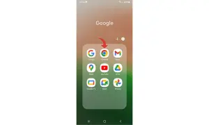 Une flèche rouge pointe vers l'icône Chrome dans un dossier d'applications Google sur un téléphone Android. Ce raccourci Chrome Android est pratique.