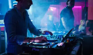 Jak znaleźć pracę jako DJ? Przewodnik po rynku i zarobkach