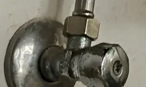 Metalowy zawór wody. Aby zakręcić wodę, obróć pokrętło w prawo.