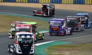 Course de camions spectaculaire, les 24h camions en pleine action. Plusieurs bolides colorés s'affrontent sur le circuit.